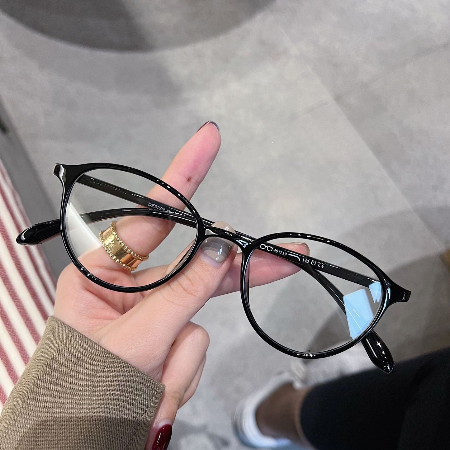 AUR0003 Women's myopia glasses.