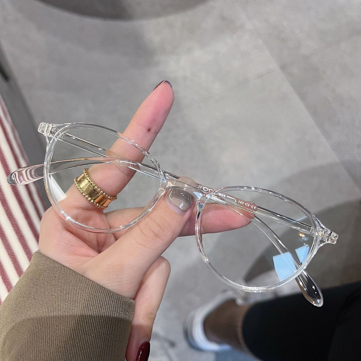 AUR0003 Women's myopia glasses.