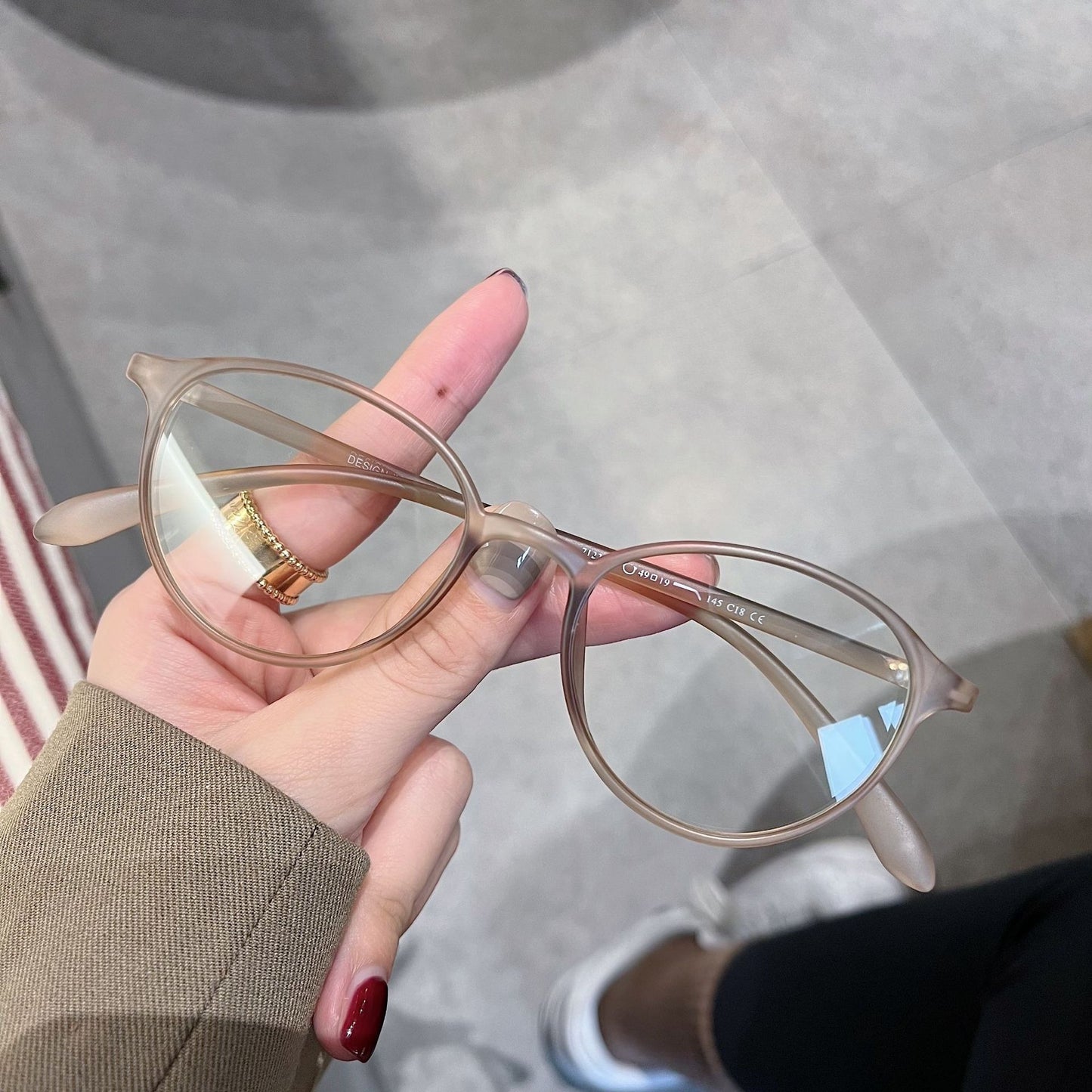 AUR0003 Women's myopia glasses.