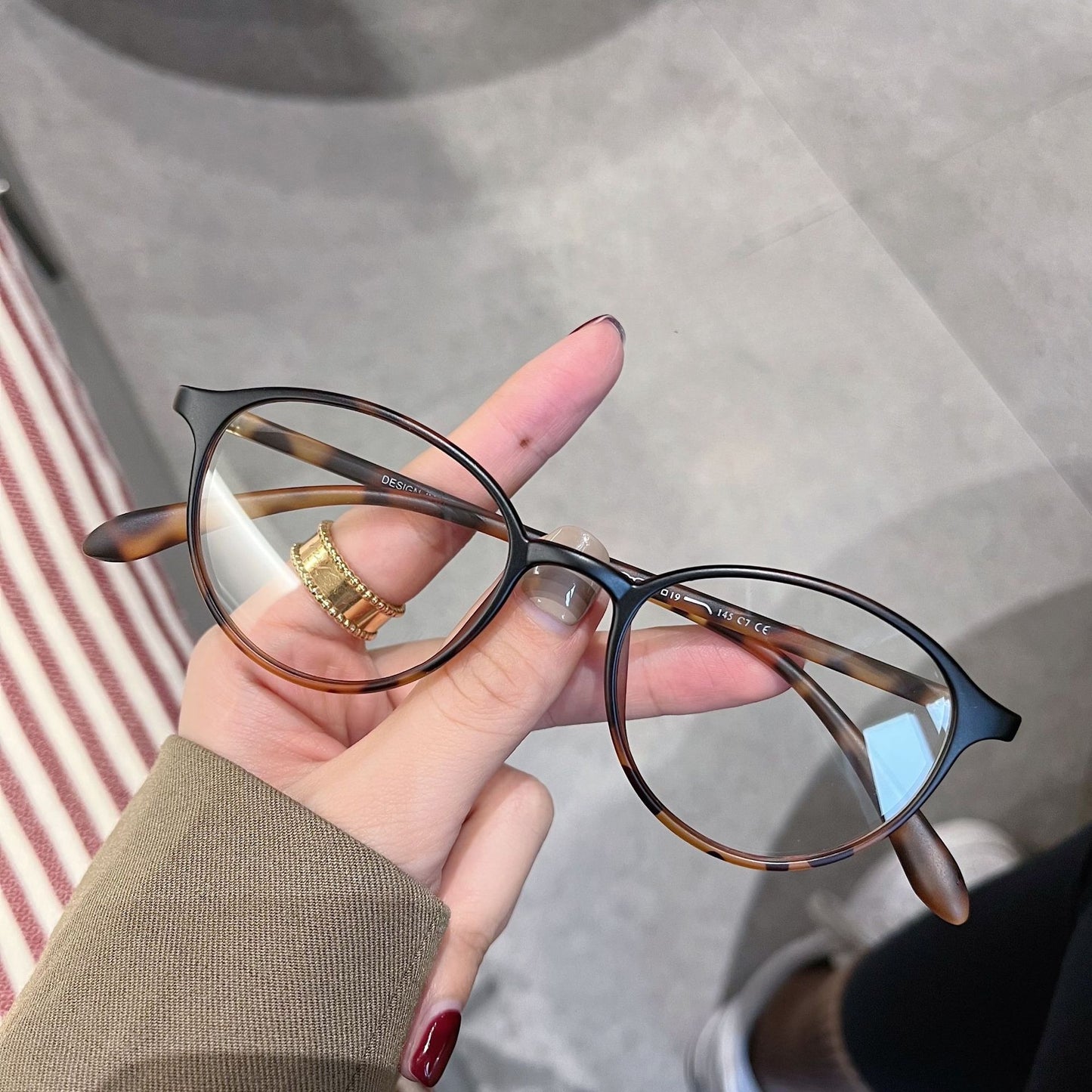 AUR0003 Women's myopia glasses.